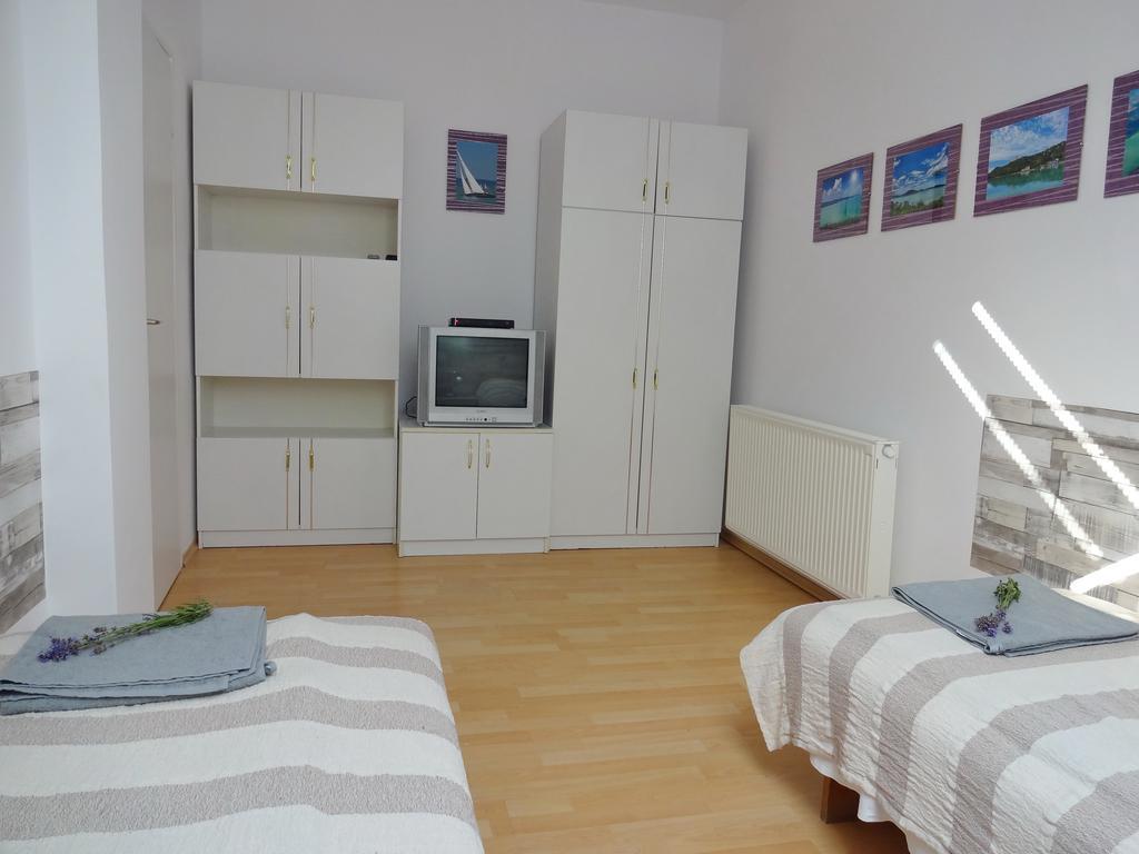 Albizia Apartments Balatonfured Exterior photo