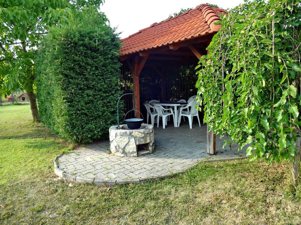 Albizia Apartments Balatonfured Exterior photo